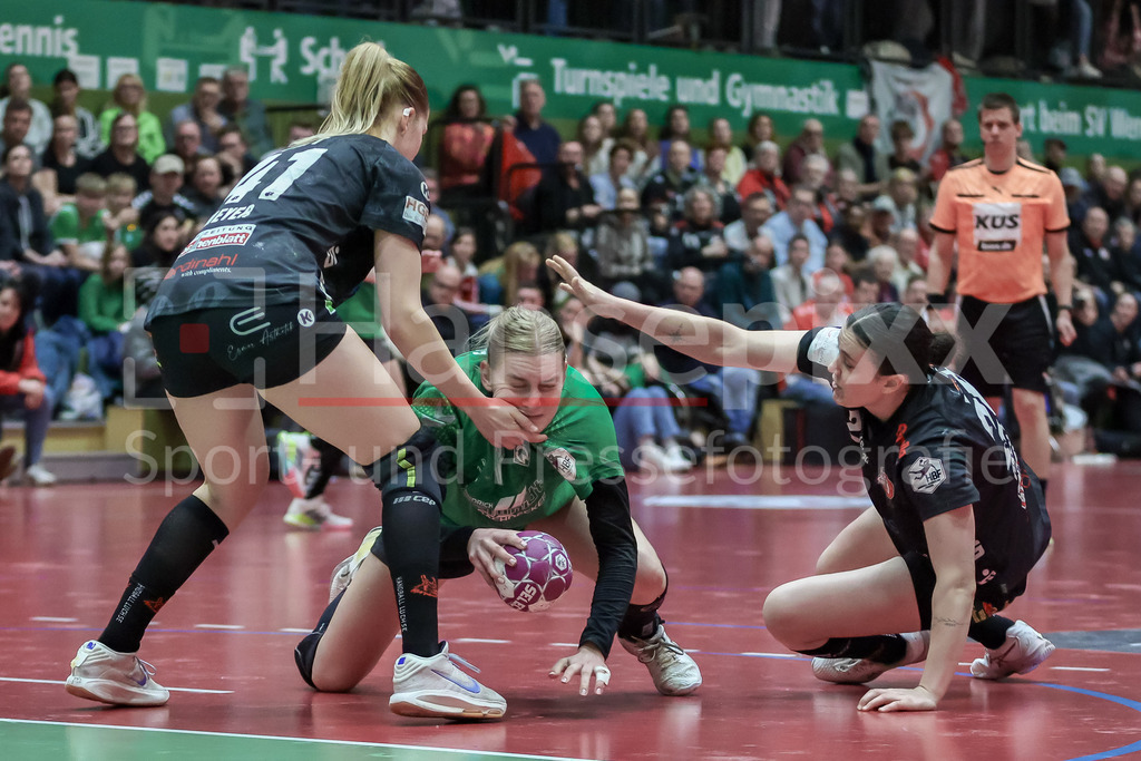 Handball, 2. Bundesliga Frauen, SV Werder Bremen - HL Buchholz 08-Rosengarten | v.li.: Wiebke Meyer (HL Buchholz 08-Rosengarten, 41), Meike Becker (SV Werder Bremen, 17) und Jule Meisner (HL Buchholz 08-Rosengarten, 26) im Zweikampf, Duell, Spielszene, Aktion, Action