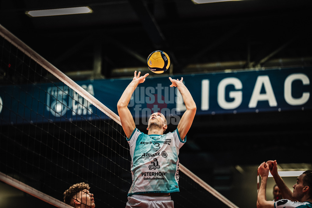 Volleyball | Herren | Saison 2025/2026 | Volleyball Ligacup | SWD powervolleys Düren vs. Energiequelle Netzhoppers KW | 12.10.2024 | Zuspiel von Joris Berkhout (#3, SWD powervolleys Düren)