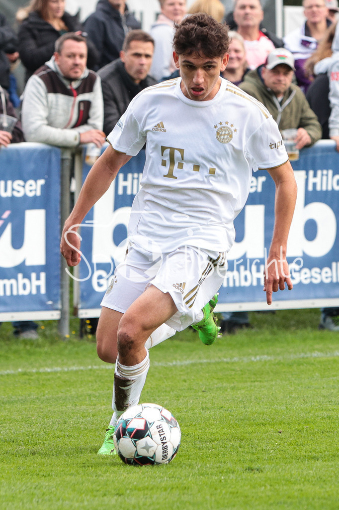 TSV Aubstadt - FC Bayern Amateure | Younes AITAMER (FCB #17) am Ball