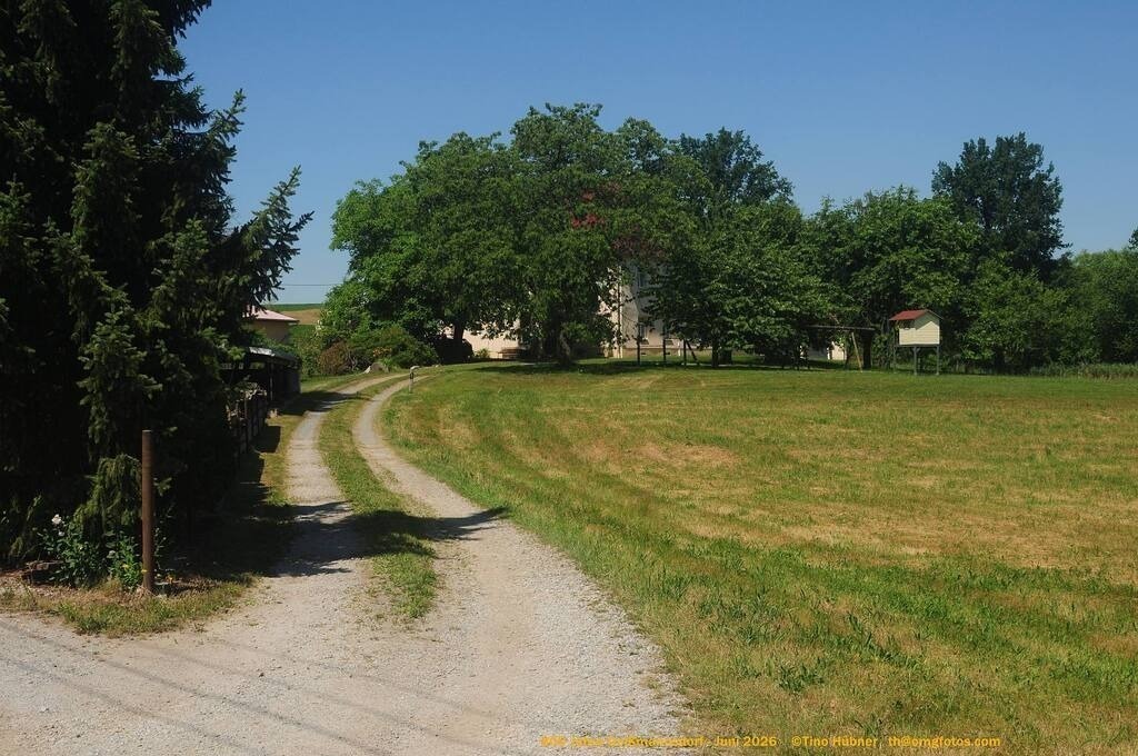 Geißmannsdorf-2026-Ortsbilder-453 | Geißmannsdorf bei Bischofswerda im Sommer 2026. Ein fotografischer Streifzug durch das Dorf Geißmannsdorf, mit Gebäuden, Straßen, Strohpuppen und geschmückten Vorgärten und Grundstücken anlässlich der 800-Jahr-Feier von Geißmannsdorf im Juni 2026 - Realisiert mit Pictrs.com