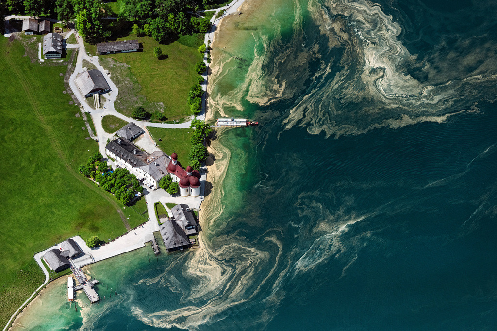 dr__0097467.jpg | SCHöNAU AM KöNIGSSEE 19.05.2022 Kirchengebäude der Kapelle Wallfahrtskirche St.Bartholomä am Königsee an der Straße Kessel-St Bartholomä in Schönau am Königssee im Bundesland Bayern, Deutschland. // Churches building the chapel Wallfahrtskirche St.Bartholomae on Koenigsee on street Kessel-St Bartholomae in Schoenau am Koenigssee in the state Bavaria, Germany. Foto: Daniel Reiter