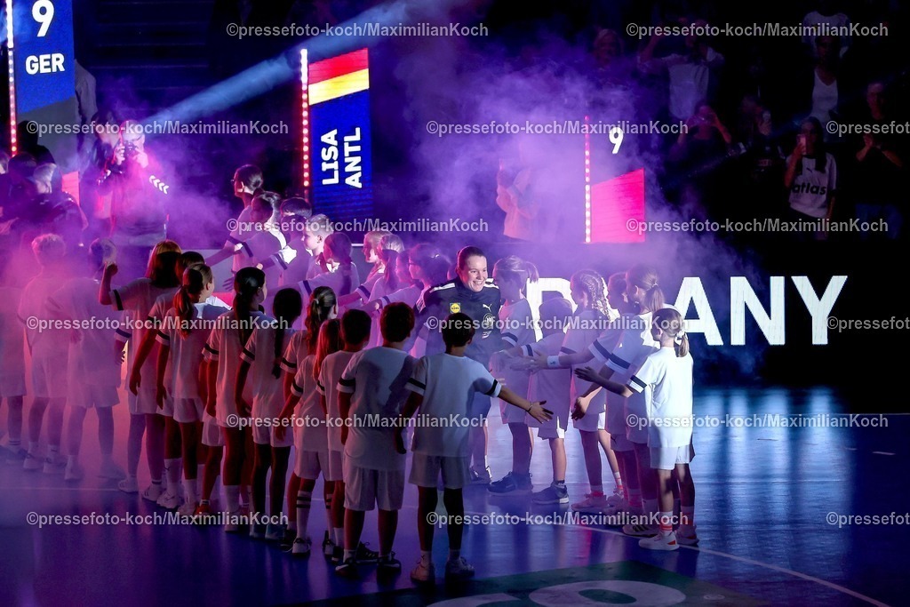 DHB16102501100 | 16.10.2025, Handball, EHF Frauen Länderpiel, EM Qualifikation 2026, Deutschland - Nordmazedonien, Schwalbe-Arena in Gummersbach: Einlaufshow der Frauen Nationalmannschaft von Deutschland  Lisa ANTL  (GER #09) beim Einlaufen in die Halle