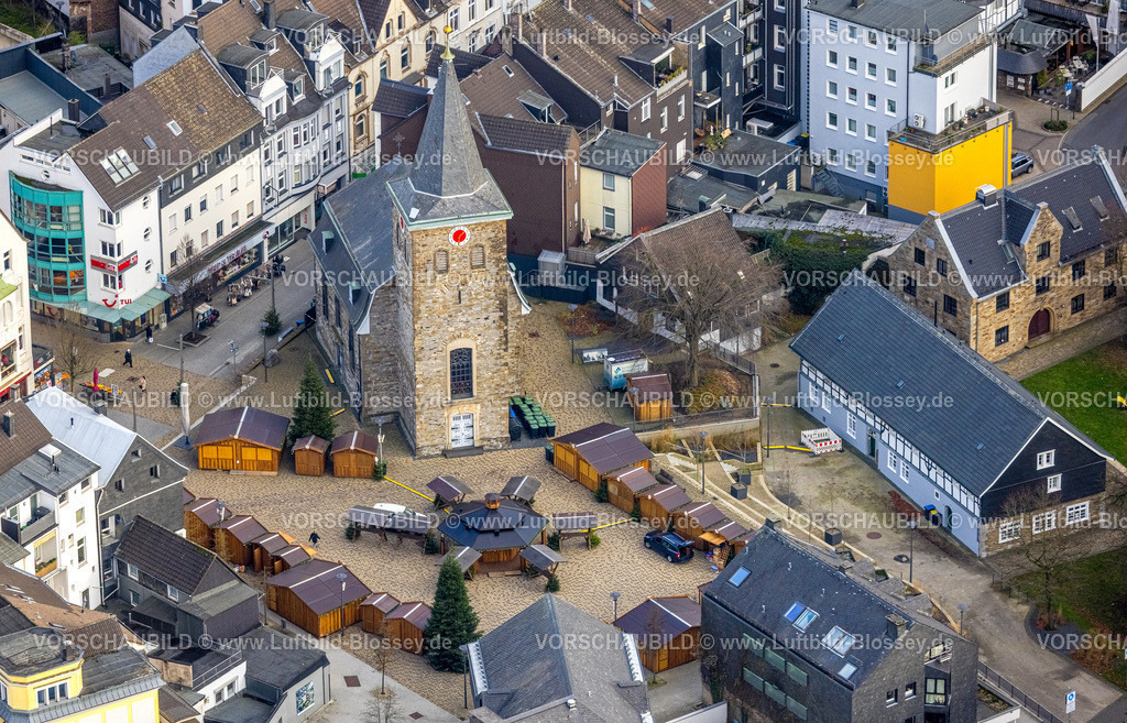 Velbert251201196 | , Luftbild, evang. Alte Kirche Velbert mit Weihnachtsmarkt Buden auf dem Kirchplatz Am Offers, Velbert, Bergisches Land, Nordrhein-Westfalen, Deutschland