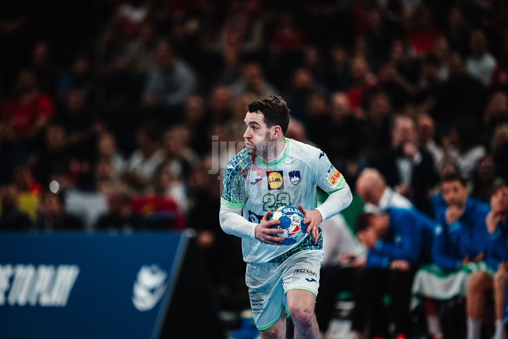 Handball | Herren | EHF EURO 2024 | European Championshop Men 2024 Final Tournament | Slowenien vs. Niederlande | 21.01.2024 | Miha Zarabec (#23, Slowenien, SLO) in Ballbesitz