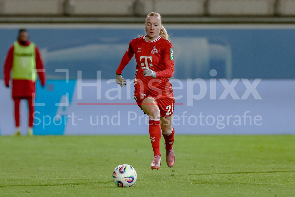 Fussball, Google Pixel Frauen-Bundesliga, VfL Wolfsburg - 1. FC Köln | Anna Gerhardt (1. FC Köln, 21) am Ball, Freisteller, Einzelbild, Ganzkörper, Aktion, Action, Spielszene, DIE DFB-RICHTLINIEN UNTERSAGEN JEGLICHE NUTZUNG VON FOTOS ALS SEQUENZBILDER UND/ODER VIDEOÄHNLICHE FOTOSTRECKEN. DFB REGULATIONS PROHIBIT ANY USE OF PHOTOGRAPHS AS IMAGE SEQUENCES AND/OR QUASI-VIDEO.