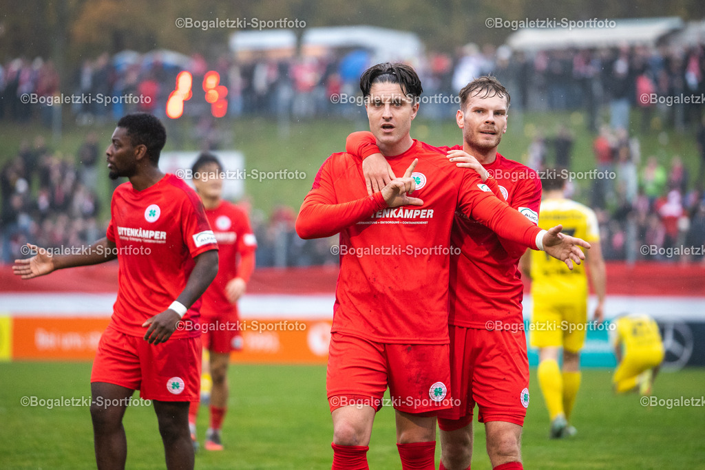 Torjubel Stoppelkamp | 15.11.2025, Fussball, Niederrheinpokal, VfB Homberg - Rot-Weiß Oberhausen: Moritz Stoppelkamp (Rot-Weiß Oberhausen #10) und Luca Schlax (Rot-Weiß Oberhausen #21) bejubeln den 1:0 Führungstreffer - Realisiert mit Pictrs.com