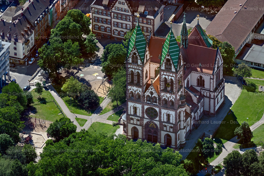 4033457 | FREIBURG IM BREISGAU 30.06.2020 Kirchengebäude " Herz Jesu " an der Straße Amalie-Gramm-Weg im Ortsteil Stühlinger in Freiburg im Breisgau im Bundesland Baden-Württemberg, Deutschland. Weiterführende Informationen bei: Katholische Seelsorgeeinheit Freiburg Mitte. // Church building " Herz Jesu " on street Amalie-Gramm-Weg in the district Stuehlinger in Freiburg im Breisgau in the state Baden-Wuerttemberg, Germany. Further information at: Katholische Seelsorgeeinheit Freiburg Mitte. Foto: Gerhard Launer