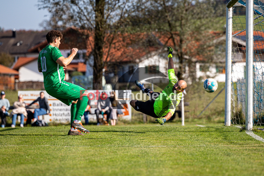SG SV Eberfing/SV Söchering gegen FC Seeshaupt | Fußball A-Klasse Herren Gruppe 5, SG SV Eberfing/SV Söchering gegen FC Seeshaupt, 20241027,Klasse Parade von Benjamin WERNER (SG SV Eberfing/SV Söchering Goali 1),2024-10-27 in Eberfing (Sportpark Eberfing), Benjamin WERNER (SG SV Eberfing/SV Söchering Goali 1), Mario LUNA GARCIA (FC Seeshaupt 10)Copyright: WolfgangxLindner www.foto-lindner.de