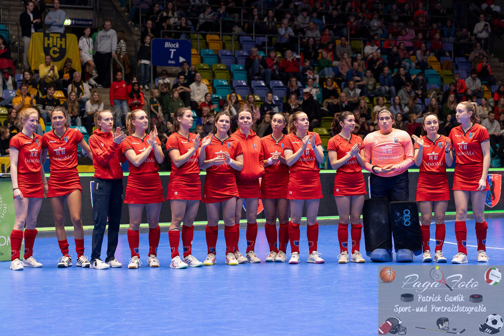 Volvo E.R.B. Final 4 Finale Frauen: Berliner HC - Mannheimer HC, 26.01.2025 | Spielerinnen des BErliner HC wurden Zweiter - habe ndas FInale verloren. haben eine Medaille für den 2. Platz erhalten, Stefanie Wendt (Berliner HC #3) &amp; Johanna Franz (Berliner HC #4) &amp; Alessa Volkert (Berlienr HC #7) &amp; Joana Boehringer / Böhringer (Berliner HC #8) &amp; .10. &amp; Alina Sophie Jäger (Berliner HC #13) &amp; lilith Ell (Berliner HC #16) &amp; Philine Drumm (Berlienr HC #17) &amp; Benedetta Marie Wenzel (Berliner HC #21) &amp; Sophie Lorenz-Mayer (Berliner HC #22) &amp; Ida-Marie Köllinger (Berliner HC #24) &amp; Pahila Arnold (Berliner HC #25) &amp; Philine Drumm (Berliner HC #27) &amp; Lotta Curanz (Berliner HC #28) &amp; Amelie Schwarzkopf (Berliner HC #42), Berliner HC - Mannheimer HC, Frankfurt, Süwag Arena, 26.1.2025 - Realisiert mit Pictrs.com