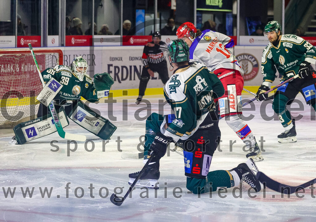 2025-11-30_049_TSV_Erding_gegen_EC_Peiting | Erding, Deutschland, 30.11.2025:Eishockey, Oberliga Süd 2025 / 2026, 22. Spieltag, TSV Erding gegen EC Peiting, Endergebnis: 5:1Torwart Leon Meder (Erding Gladiators, #39), Elia Ostwald (Erding Gladiators, #17), Phillipp Markgraf (EC Peiting, #13)Foto: Christian Riedel / fotografie-riedel.net