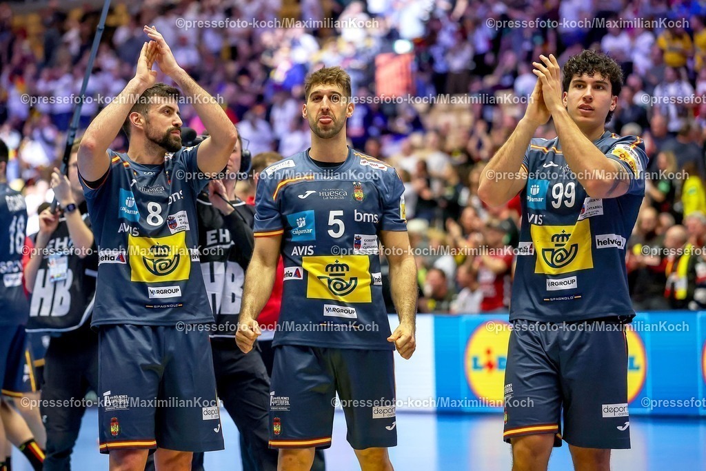 EHF17012601117 | 17.01.2026, Handball, Men's EHF EURO 2026, Österreich - Spanien, Jyske Bank Boxen in Herning, Dänemark, Preliminary Round: Abschlussjubel Spanien nach dem Sieg gegen Österreich Agustin Casado Marcelo (Espania #08) Antonio Serradilla Cuenca (Espania #05)  Javier Rodríguez Moreno (Espania #99) 