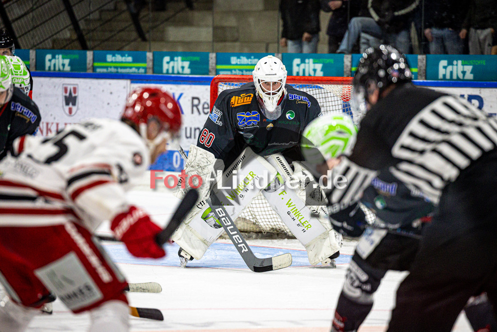 Peißenberg MINERS gegen EHC Klostersee | Eishockey Bayernliga 2025/26 Vorrunde 12. Spieltag, Peißenberg MINERS gegen EHC Klostersee, 20251116,Bully mit Sicht auf Xaver NAGEL (MINERS Goali 80),2025-11-16 in Peißenberg (flatbuy Arena Peißenberg), Xaver NAGEL (MINERS Goali 80)Copyright: WolfgangxLindner www.foto-lindner.de