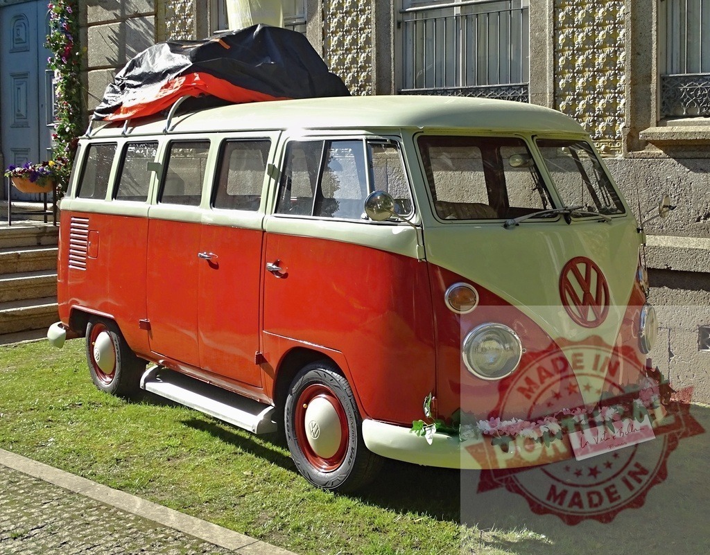 Volkswagen Type 2 vintage camper van wedding decoration | Volkswagen Type 2 van decorated with flowers for a wedding event - Realized with Pictrs.com