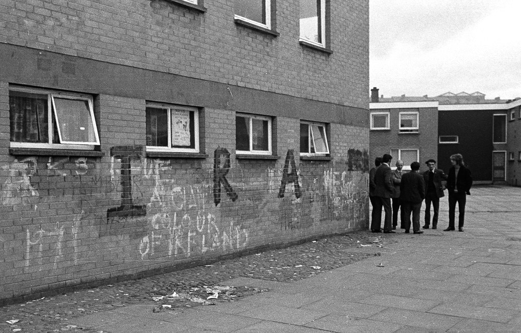 014-buergerkrieg-nordirland-06 | In der Bogside, dem katholischen Stadtteil von Derry/Londonderry. Auf der Hauswand Parolen der IRA. - Realisiert mit Pictrs.com