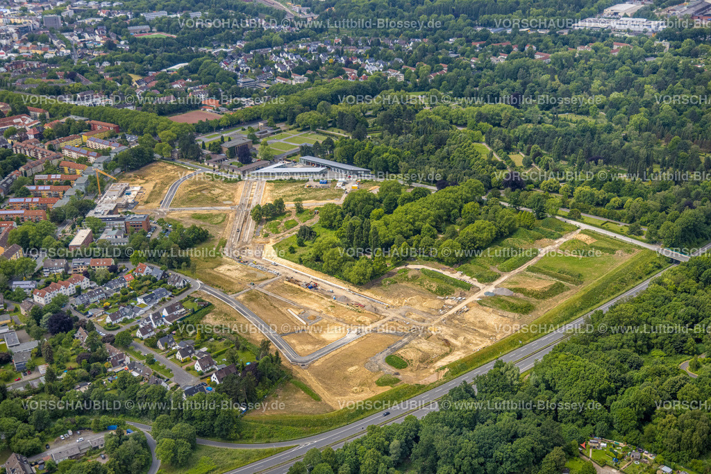 Bochum220604869 | Luftbild, Ostpark Quartier Feldmark mit Baustelle für Wohnbebauung sowie Neubau Freiwillige Feuerwehr Altenbochum am Hauptfriedhof, Altenbochum, Bochum, Ruhrgebiet, Nordrhein-Westfalen, Deutschland