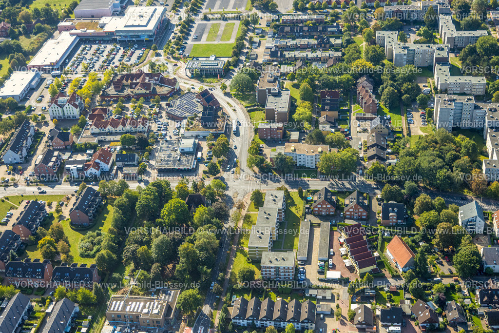 Hamm250901178 | Luftbild, Wohngebiet Straßenverkehr-Kreuzung Ostwennemarstraße und Alter Uentroper Weg, Einkaufszentrum mit Rewe Supermarkt, Waldstück mit Villa Kunterbunt, Uentrop, Hamm, Ruhrgebiet, Nordrhein-Westfalen, Deutschland