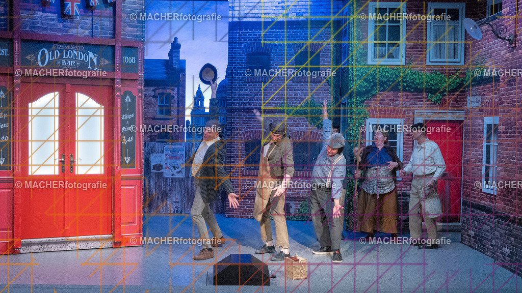 167_MFL-2025 | Portraitbilder von Regisseur; Darsteller; Techniker; Maske; Kostüme; Chor; Musiker; Bilderserie der Generalprobe und der Premierenvorstellung, Szenenbilder; Ausdrucksstudien; Bühnenüberblick; Bühnenkulissen; Pressefotos inkl. Redaktionsfoto Darstellergruppe.