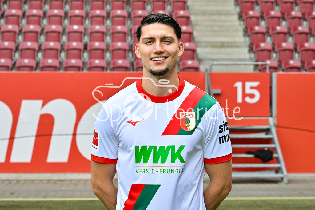 FC Augsburg 2025/26 | Yusuf KABADAYI / Einzelfoto / Freisteller / Media Day FC Augsburg: WWK-Arena am 06.08.2025