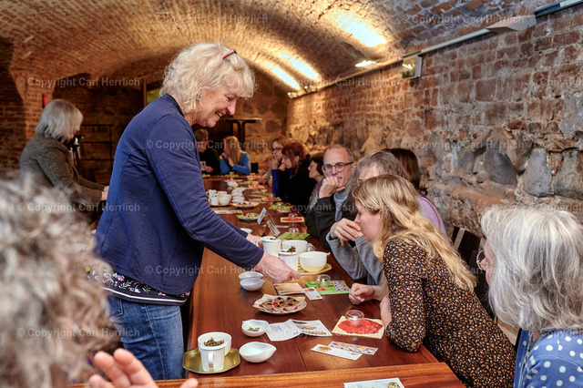 Teesminar Kreismuseum Zons/Rheinsiche Post-NGZ | High End Portraits. Einzelportrait Paarportrait Gruppenportrait Künstlerportrait Bandportzait Bühnenfotografie Fashion Lifestyle Urbanlife  - Realisiert mit Pictrs.com