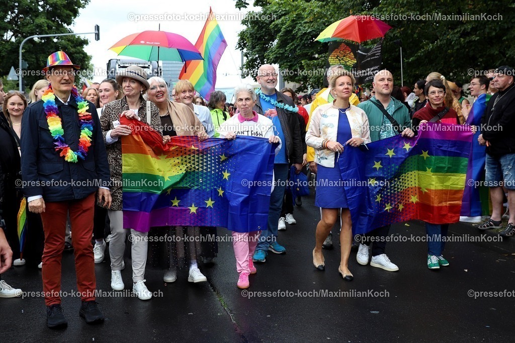 xSSC06072501008 | 06.07.2025, xsscx, Köln, Cologne Pride: Von links: Bundestatgsabgeordneter Karl Lauterbach, Oberbürgermeisterin Henriette Reker, die Bundestagsabgeordnete Claudia Roth, Agnes Strack-Zimmermann (Mitglied des Europäischen Parlaments), Ina Brandes(Ministerin in NRW), Sven Lehmann, Josefine Paul (Ministerin in NRW) vor dem Beginn der Demonstration zum Cologne Pride 2025