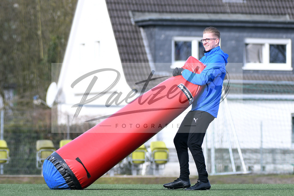 20200302_TRAOSN_0037 | Fussball, Herren: Physiotherapeut Jannik Weber (VfL Osnabrueck) schaut waehrend der Trainingseinheit des VfL Osnabrueck im Sportpark Illoshoehe am 02.03.2020 in Osnabrueck, Deutschland. - Realisiert mit Pictrs.com