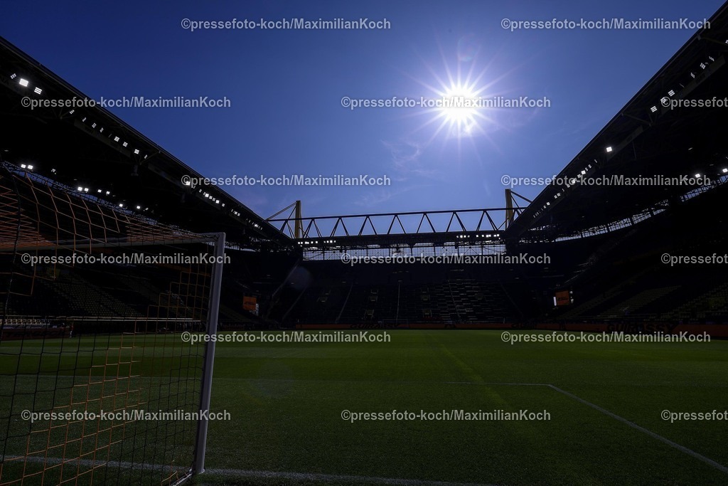 BVB08032501007 | 08.03.2025, Fußball, Borussia Dortmund - FC Augsburg, 1. Fußball Bundesliga, 25. Spieltag, Signal Iduna Park, Saison 2024 2025: Innenansicht Stadion Spielfeld Übersichtsbild DFB regulations prohibit any use of photographs as image sequences and or quasi-video.