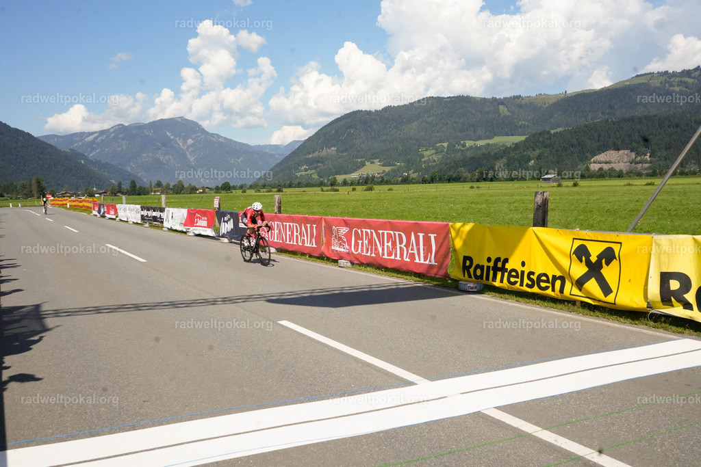 872_20230817_Bewerb_Maenner_Muehlanger | AUT - OESTERREICH, 2023-08-16: SPORT RENNRAD-FAHREN - 55. INTERNATIONALER RADWELTPOKAL IN ST. JOHANN IN TIROL  - Vintage-Radrennen mit WM-Bronze-Medaillen-Siegerin Christina Schweinberger, den Teilnehmer und Alexander Baumann (vom Orginastions-Team) - TAG 2 BEWERB MAENNER IN SECHS GRUPPEN  ; Foto: Roland Muehlanger