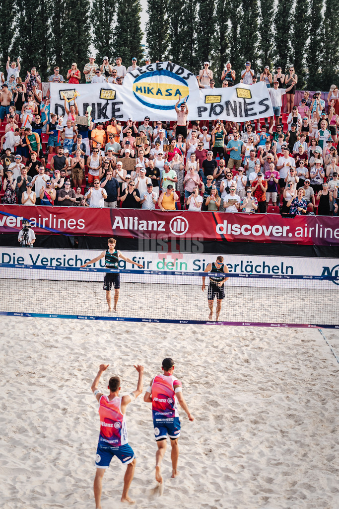 Beachvolleyball | Männer | Allianz German Beach Tour 2025 | Tourstop Bremen | 14.06.2025 | Fans hissen ein Banner für für die Brüder Bennet und David Poniewaz mit der Aufschrift Danke Ponies Legends Mikasa