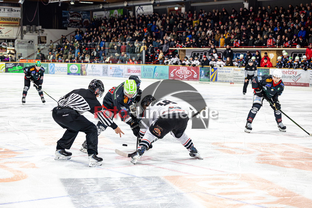 Peißenberg MINERS gegen EV Dingolfing ISAR RATS | Eishockey Bayernliga 2025/26 Vorrunde 28. Spieltag, Peißenberg MINERS gegen EV Dingolfing ISAR RATS, 20260118,Bully, Zuschauer im Hintergrund,2026-01-18 in Peißenberg (flatbuy Arena Peißenberg), Valentin HÖRNDL (MINERS 18), Blake LUSCOMBE (Dingolfing 19)Copyright: WolfgangxLindner www.foto-lindner.de