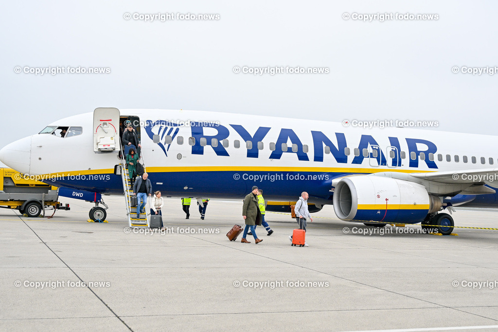 Linz Airport - Comeback Ryanair_ 08.11.2024-36 | 08.11.2024, Linz Hoersching, AUT, Linz Airport - Comeback Ryanair, im Bild Passagiere des Ryan Air Fluges am Flughafen Linz 
