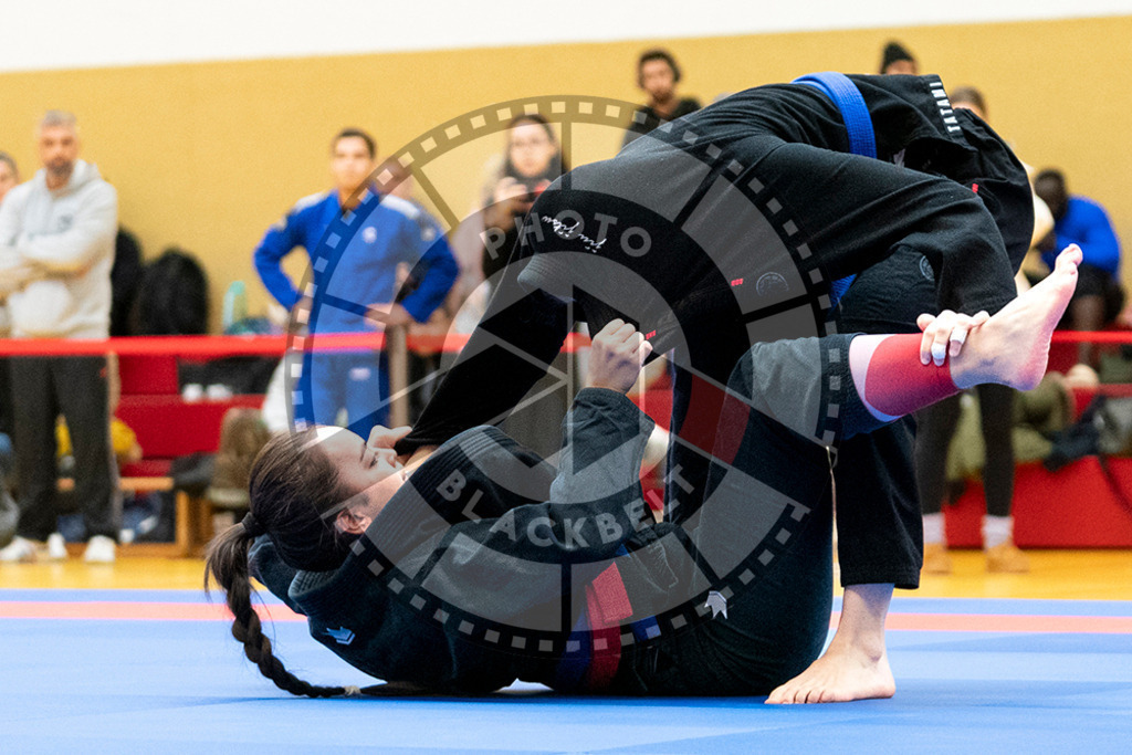 20231118PBB10053-2 | Fighters compete during the AJP Tour 600 Frankfurt Championship in Frankfurt/Main, Germany, on November 18, 2023.