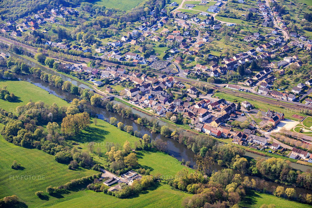 Luftbild: Dorfansicht jenseits der Saar aus Norden in Rémelfing im Bundesland Moselle in Frankreich.Foto: IMG_154994.jpg vom 18.04.2026 durch Werner Riehm/FLY-FOTO.deAuflösung des Originals: 6000 x 4000 px
