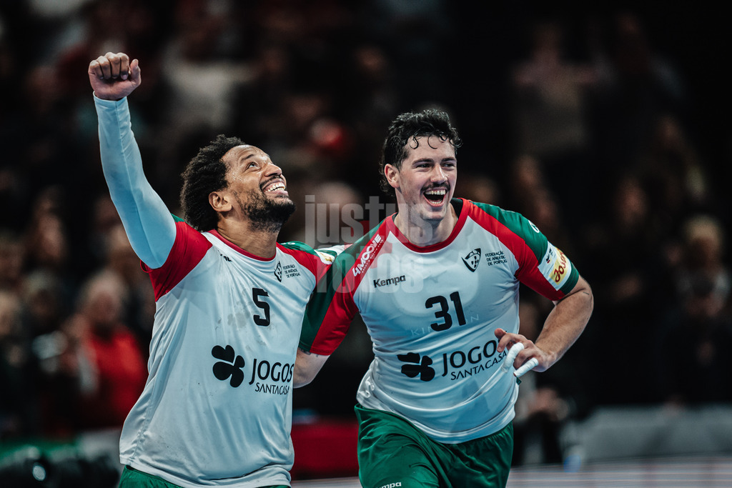 Handball | Herren | EHF EURO 2024 | European Championshop Men 2024 Final Tournament | Norwegen vs. Portugal | 17.01.2023 | v.l. Gilberto Duarte (#5, Portugal, POR) und Salvador Salvador (#31, Portugal, POR) freuen sich über den Sieg gegen Norwegen