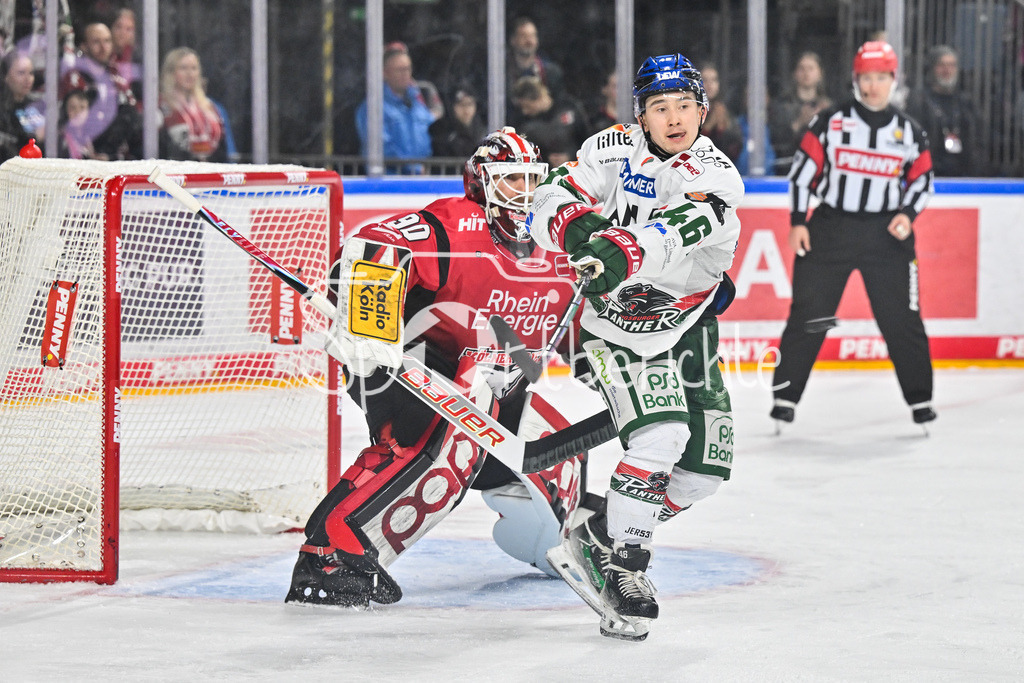 Kölner Haie - Augsburger Panther | KÖLN, DEUTSCHLAND - 04. MÄRZ: im Bild  Moritz ELIAS (Augsburger Panther 46) - der eine Puck vor Felix BRÜCKMANN (Kölner Haie 90) abfälscht während dem Match zwischen den Kölner Haien und den Augsburger Panthern am 48. Spieltag der Penny DEL in der Lanxess Arena