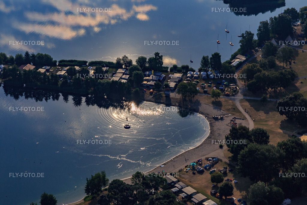Freizeit - Camping Erlichsee auf einer Landzunge des Baggersees http://www.freizeit-camping-erlichsee.de/ | Luftbild: Freizeit - Camping Erlichsee auf einer Landzunge des Baggersees http://www.freizeit-camping-erlichsee.de/ im Ortsteil Oberhausen in Oberhausen-Rheinhausen im Bundesland Baden-Württemberg in Deutschland. Foto: IMG_108914.jpg vom 15.07.2018 durch Werner Riehm/FLY-FOTO.de - Realisiert mit Pictrs.com