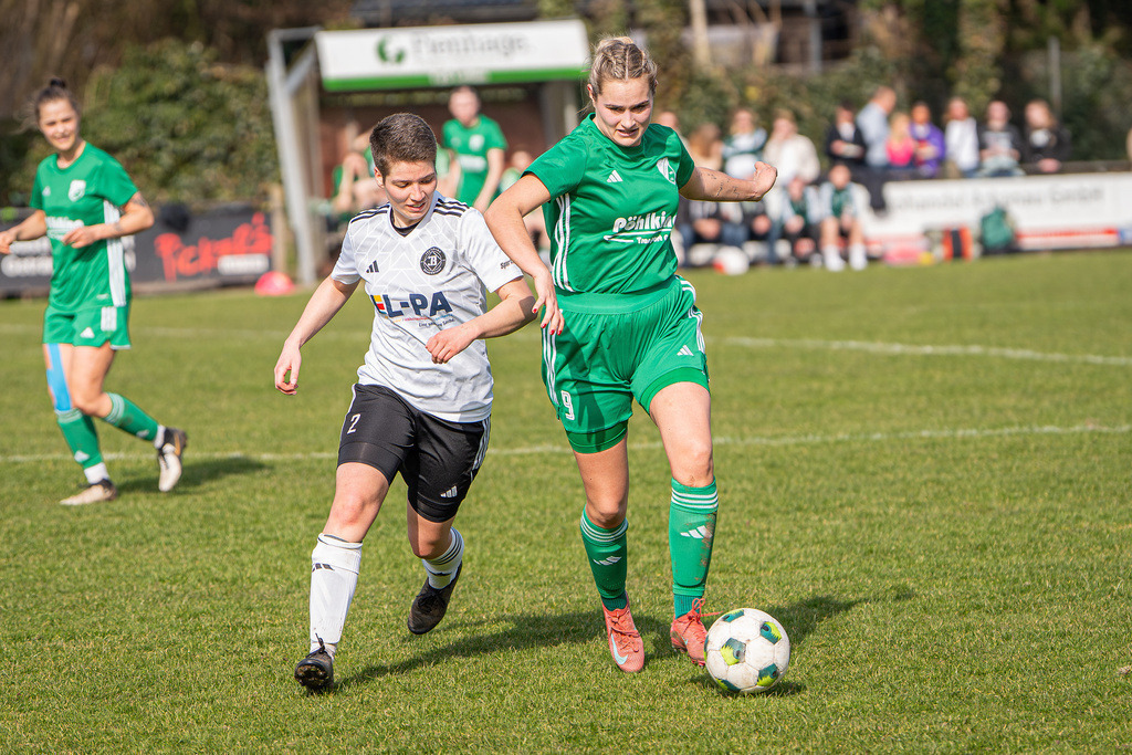 Fußball I Frauen I Saison 2025-2026 I Oberliga Niedersachsen I 15. Spieltag I TuS Lutten - FC Jesteburg-Bendestorf I 6571 | jns.sportfotos - Realisiert mit Pictrs.com