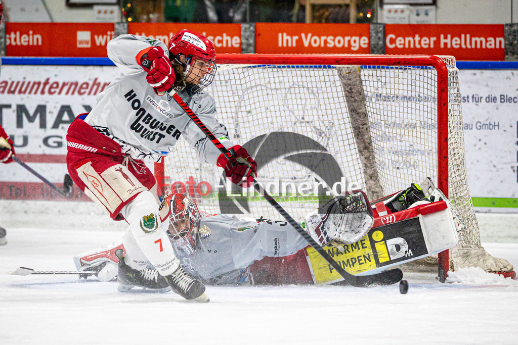 TSV Peißenberg MINERS gegen TEV Miesbach | Eishockey Bayernliga Herren Vorrunde 2024/25, TSV Peißenberg MINERS gegen TEV Miesbach, 20241201,Torwart Philip LEHR (TEVM Goalie 31) am Boden,2024-12-01 in Peißenberg (Eisstadion Peißenberg)Benedikt DIETRICH (TEVM 7), Philip LEHR (TEVM Goalie 31)Copyright: WolfgangxLindner