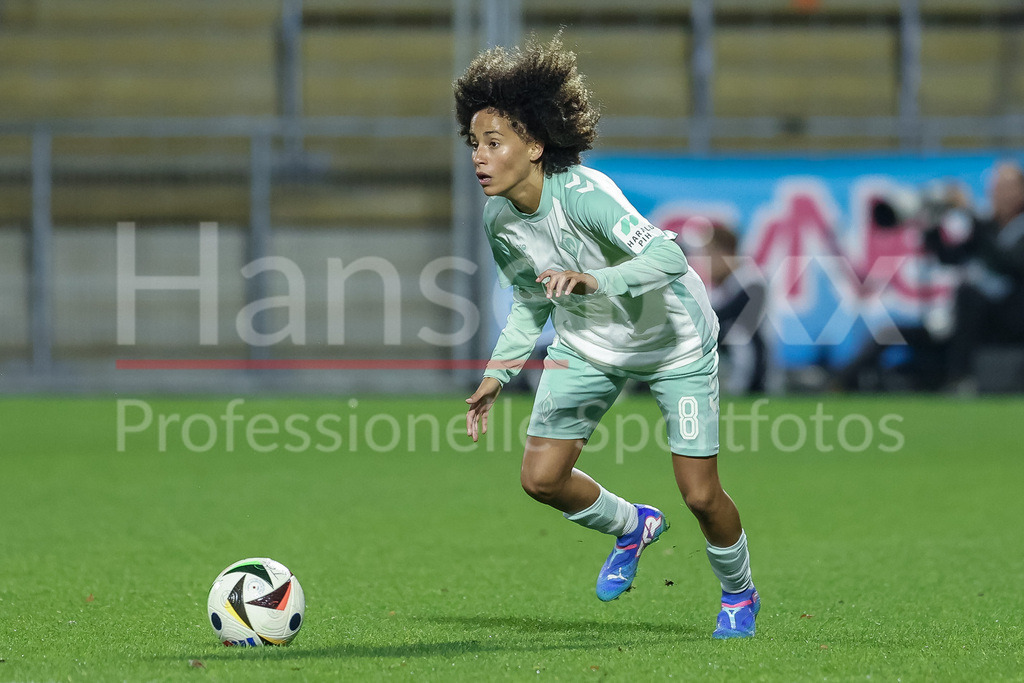 Fussball, Google Pixel Frauen-Bundesliga, TSG 1899 Hoffenheim - SV Werder Bremen | v.li.: Amira Arfaoui (SV Werder Bremen, 8) am Ball, Freisteller, Einzelbild, Ganzkörper, Aktion, Action, Spielszene, DIE DFB-RICHTLINIEN UNTERSAGEN JEGLICHE NUTZUNG VON FOTOS ALS SEQUENZBILDER UND/ODER VIDEOÄHNLICHE FOTOSTRECKEN. DFB REGULATIONS PROHIBIT ANY USE OF PHOTOGRAPHS AS IMAGE SEQUENCES AND/OR QUASI-VIDEO.