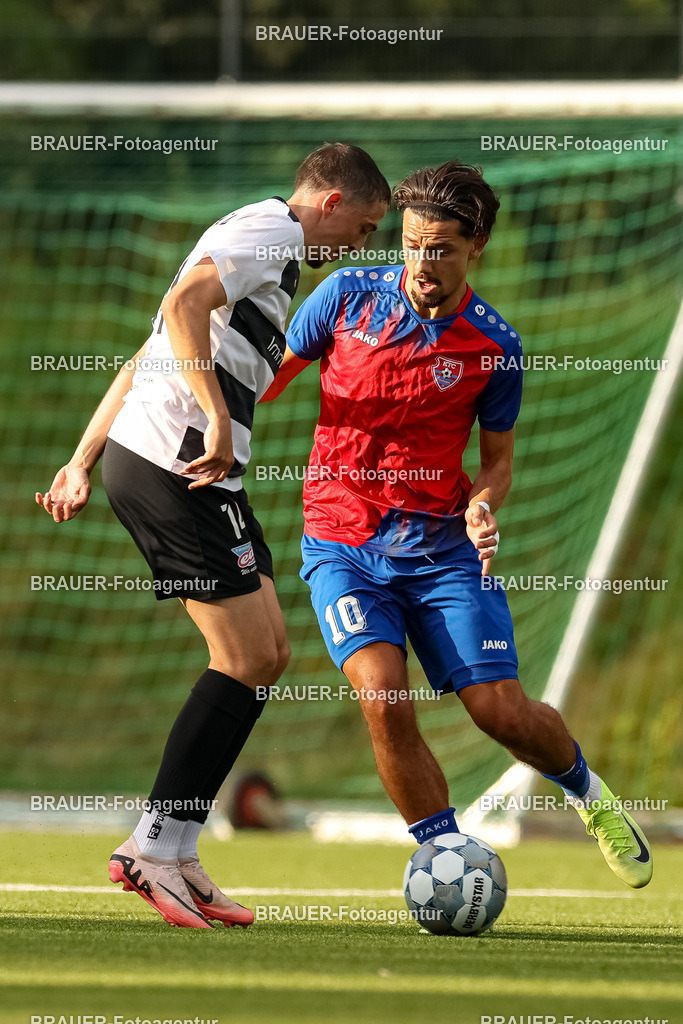 1_KFCWAT_20250723_0400.JPG -  - KFC Uerdingen - SG Wattenscheid 09 - Testspiel | Krefeld, Deutschland, 23.07.25: Mike Lewicki (SG Wattenscheid 09) und Yasin-Cemal Kaya (KFC Uerdingen) im Kampf um den Ball waehrend des Testspiel Spiels zwischen KFC Uerdingen - SG Wattenscheid 09 in der Covestro Sportpark am 23. July 2025 in Krefeld, Deutschland. (Foto von Stefan Brauer/Brauer-Fotoagentur)