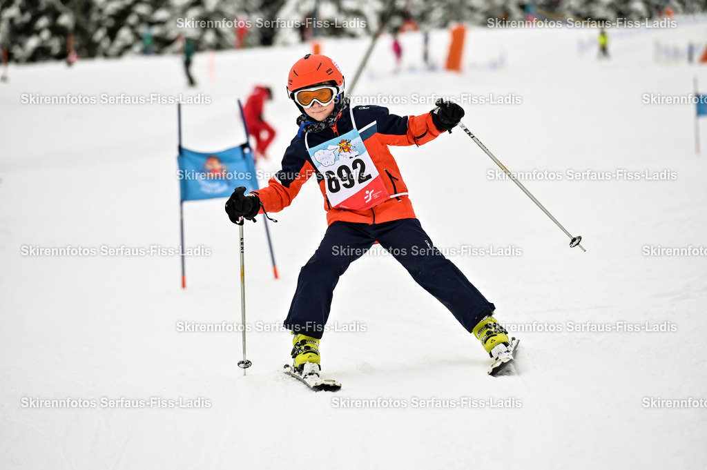 SRF_20.02.2026_0789 | Skirennfotos,Serfaus,Fiss,Ladis,Kinderskirennen,Winter,Tirol,Oberland,skirace,SFL,feelfree,weil wir's genießen,ski,Ski,skifahren,Sonnenplateau, - Realisiert mit Pictrs.com