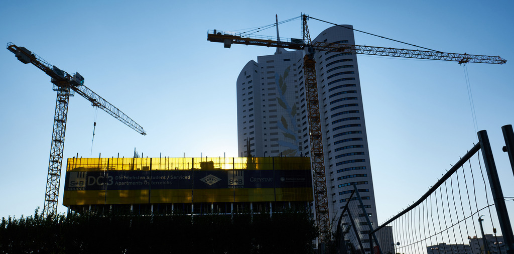 Wohnungsbau vor dem Hochhaus Neue Donau | Wien, Austria - October 20, 2020: Wohnungsbau vor dem Hochhaus Neue Donau mit zwei Kräne. - Realisiert mit Pictrs.com