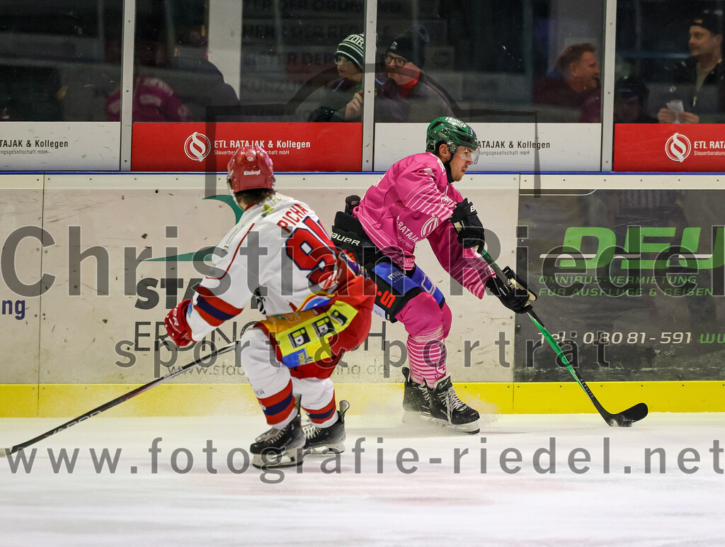 2025-10-24_046_TSV_Erding_gegen_Deggendorfer_SC | Erding, Deutschland, 24.10.2025:Eishockey, Oberliga Süd 2025 / 2026, 11. Spieltag, TSV Erding gegen Deggendorfer SC, Endergebnis: 2:4Stanja Picha (Deggendorfer SC, #94), Louis Trattner (Erding Gladiators, #7)Foto: Christian Riedel / fotografie-riedel.net