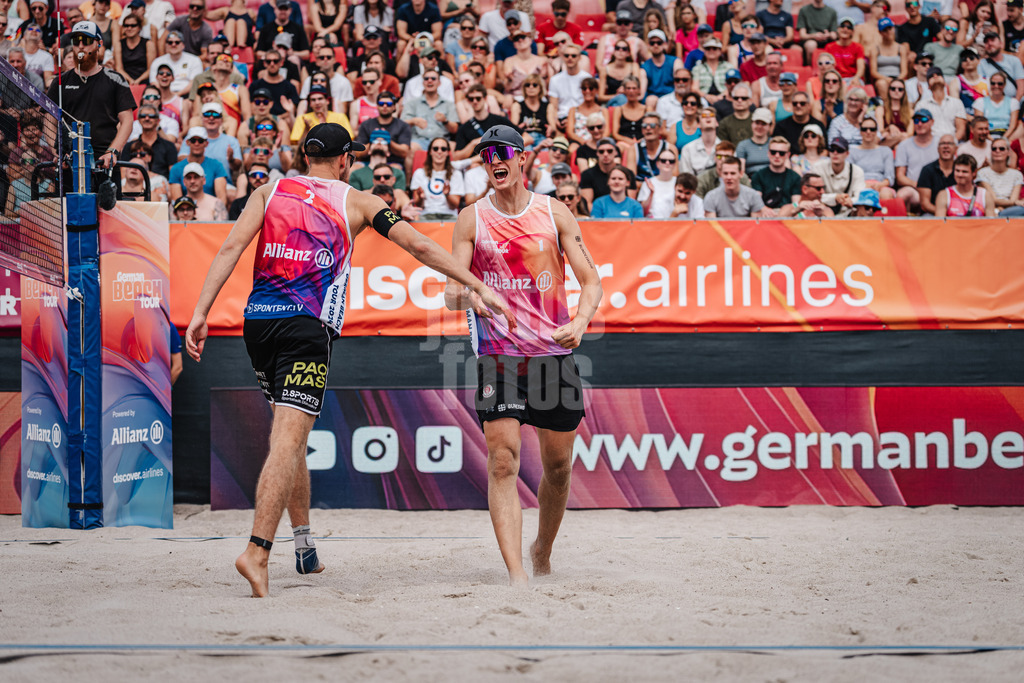 Beachvolleyball | Männer | Allianz German Beach Tour 2024 | Tourstop Kühlungsborn 2 | 17.08.2024 | rechts freut sich Robin Sowa und links Benedikt Sagstetter
