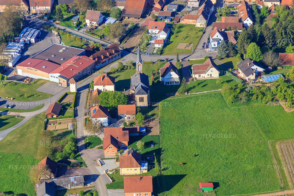 Vue aérienne: Église de Cleebourg à Cleebourg dans le département Bas Rhin, France – .Photo: IMG_099310.jpg prise le 30/04/2017 par Werner Riehm/FLY-FOTO.eu – Résolution de l'original: 4817 x 3211 px