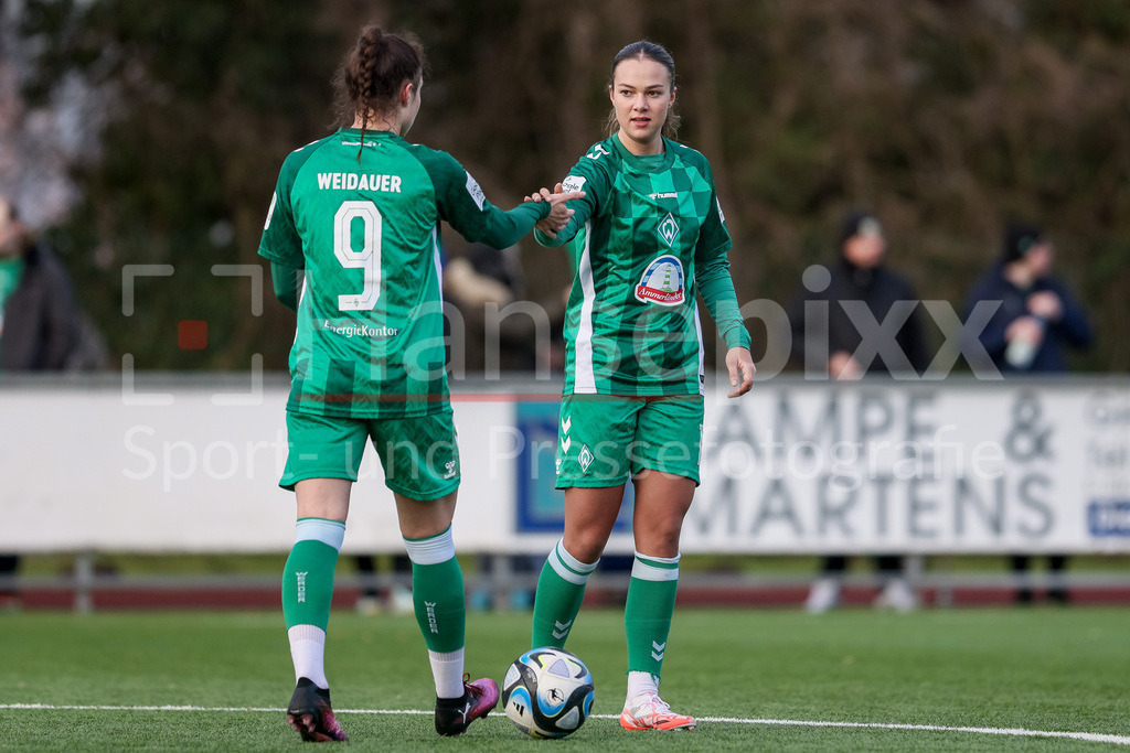 Fussball, Testspiel Frauen, DSC Arminia Bielefeld - SV Werder Bremen | v.li.: Sophie Weidauer (SV Werder Bremen, 9) und Maja Sternad (SV Werder Bremen, 11) mit Torjubel, Jubel, jubeln, jubelt, optimistisch, Spielszene, Highlight, Freude über das Tor