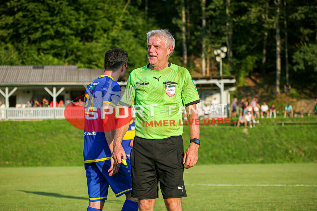 SK Maria Saal - DSG Ferlach 2-3, Unterliga Ost | Frank Hübl (DSG Ferlach #24)Schiedsrichter Johann Schrittesser, SK Maria Saal - DSG Ferlach 2-3 am 22.08.2023 in Maria Saal
(Sportplatz), Austria, (Photo by Ernst Krawagner sport-fan.at) - Realisiert mit Pictrs.com