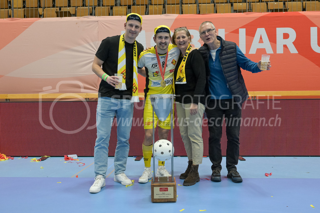 Zug United vs HC Rychenberg - 22. February 2025 | Zug United vs HC RychenbergSporthalle Wankdorf, BernTim Aeschimann (#81 HC Rychenberg Winterthur) mit Familie und Pokal.Bild: Sportfotografie Markus Aeschimann | www.markus-aeschimann.ch - Realisiert mit Pictrs.com