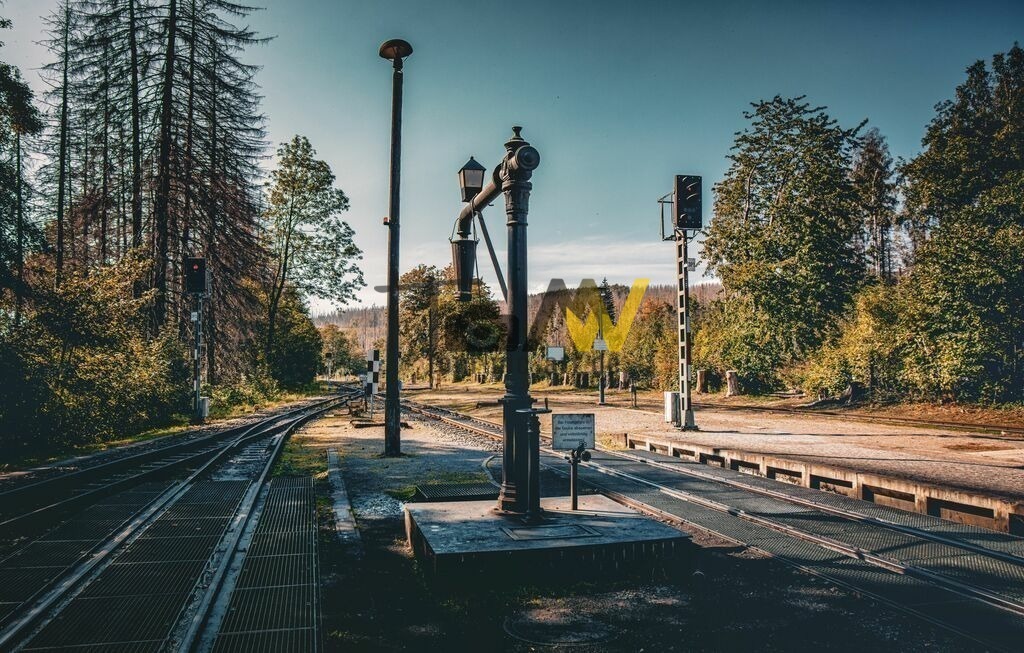 Typischer Bahnhof der Harzer Schmalspurbahn-------Dampflok | Hochauflösende und hochwertige Bilder und Fotos.Kommerzielle oder private Nutzung ✔ Bilder downloaden✔ Acryl ✔ Leinwand ✔ Poster ✔
 - Realisiert mit Pictrs.com