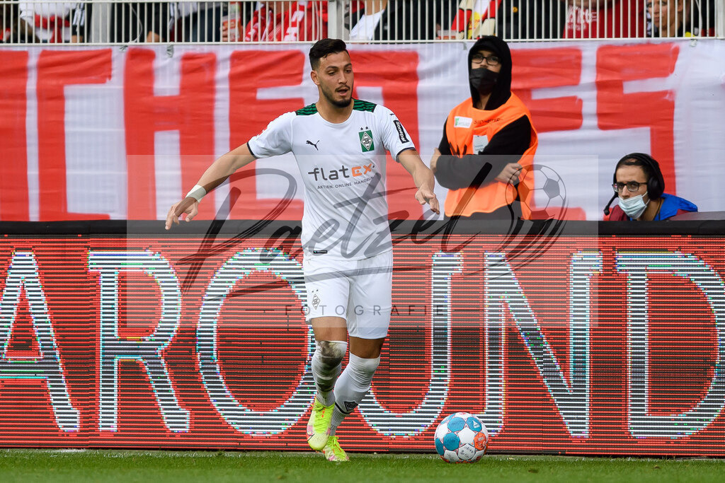 FCUBMG20210829_191 | Fussball, Herren: Ramy Bensebaini (Borussia Moenchengladbach) in Aktion, am Ball, Einzelaktion beim Spiel der 1. Bundesliga zwischen 1. FC Union Berlin und Borussia Moenchengladbach im Stadion An der Alten Foersterei am 29.08.2021 in Berlin, Deutschland. - Realisiert mit Pictrs.com