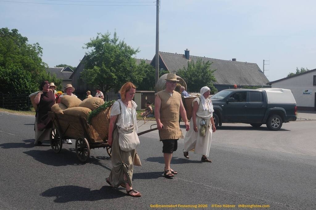 Geißmannsdorf-2026-Festumzug-073 | Festumzug in Geißmannsdorf bei Bischofswerda im Juni 2026. Fotografische Eindrücke und Momentaufnahmen vom Festumzug anläßlich des 800-jährigen Bestehens von Geißmannsdorf - mit Teilnehmern und Gästen, Strohpuppen und geschmückten Vorgärten und Grundstücken - Realisiert mit Pictrs.com